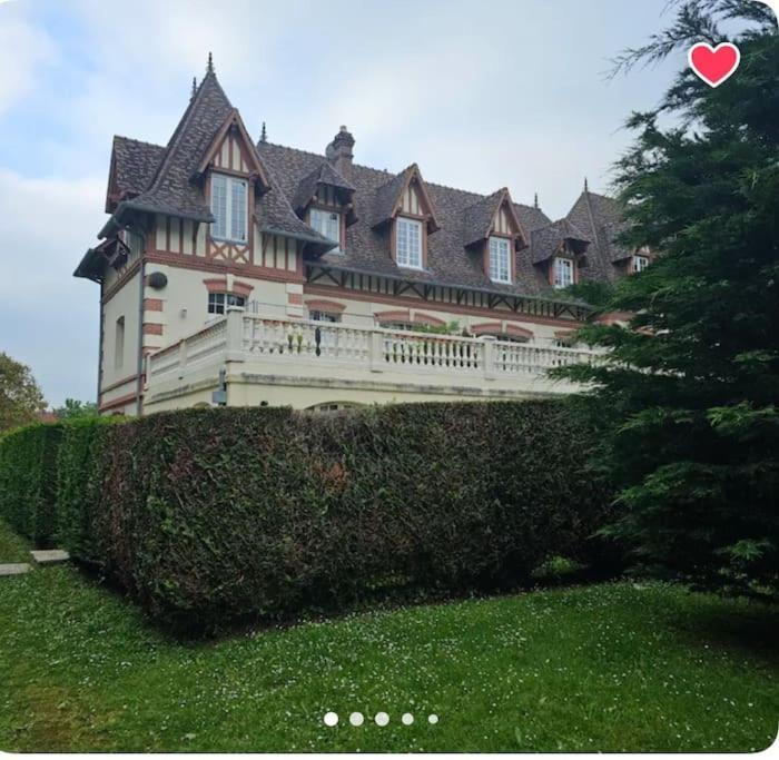 Un Appartement Dans Un Chateau Deauville Exteriér fotografie